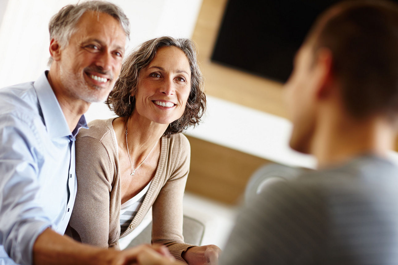 Mann und Frau Handschlag mit Berater