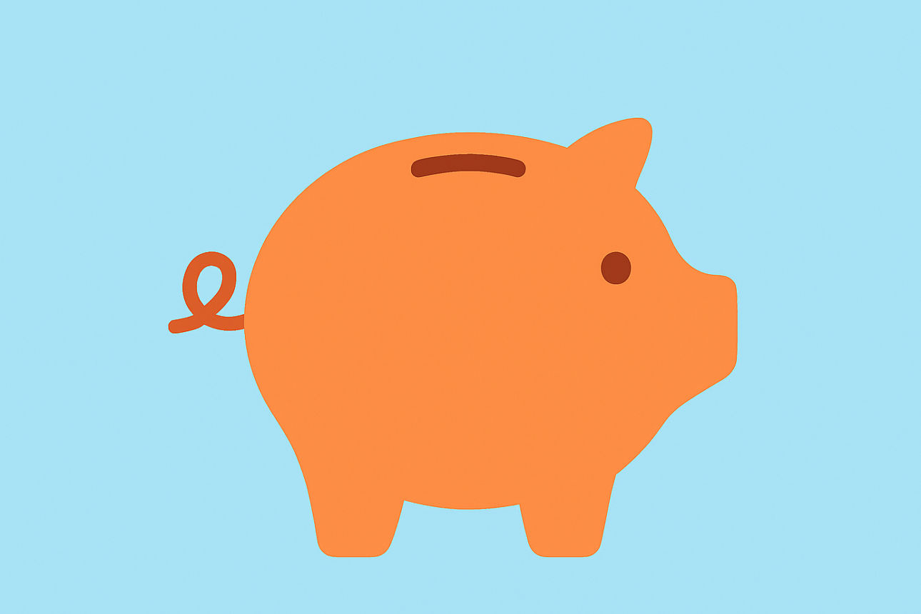 Ein rosa-orangefarbenes Sparschwein mit kleinen Augen und Schlitz auf dem Rücken steht auf einem hellblauen Hintergrund.