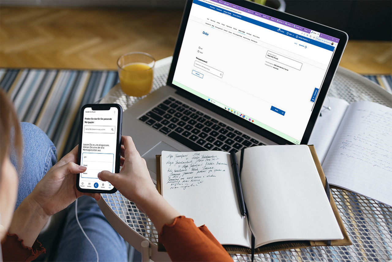 Mann im Anzug schaut auf sein Smartphone