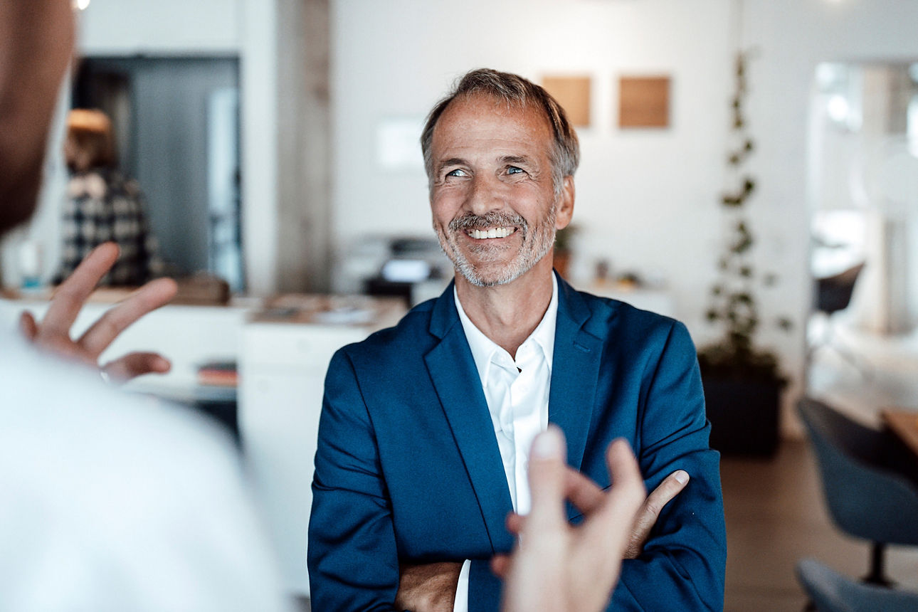 Zwei Geschäftsmänner im Büro im Gespräch