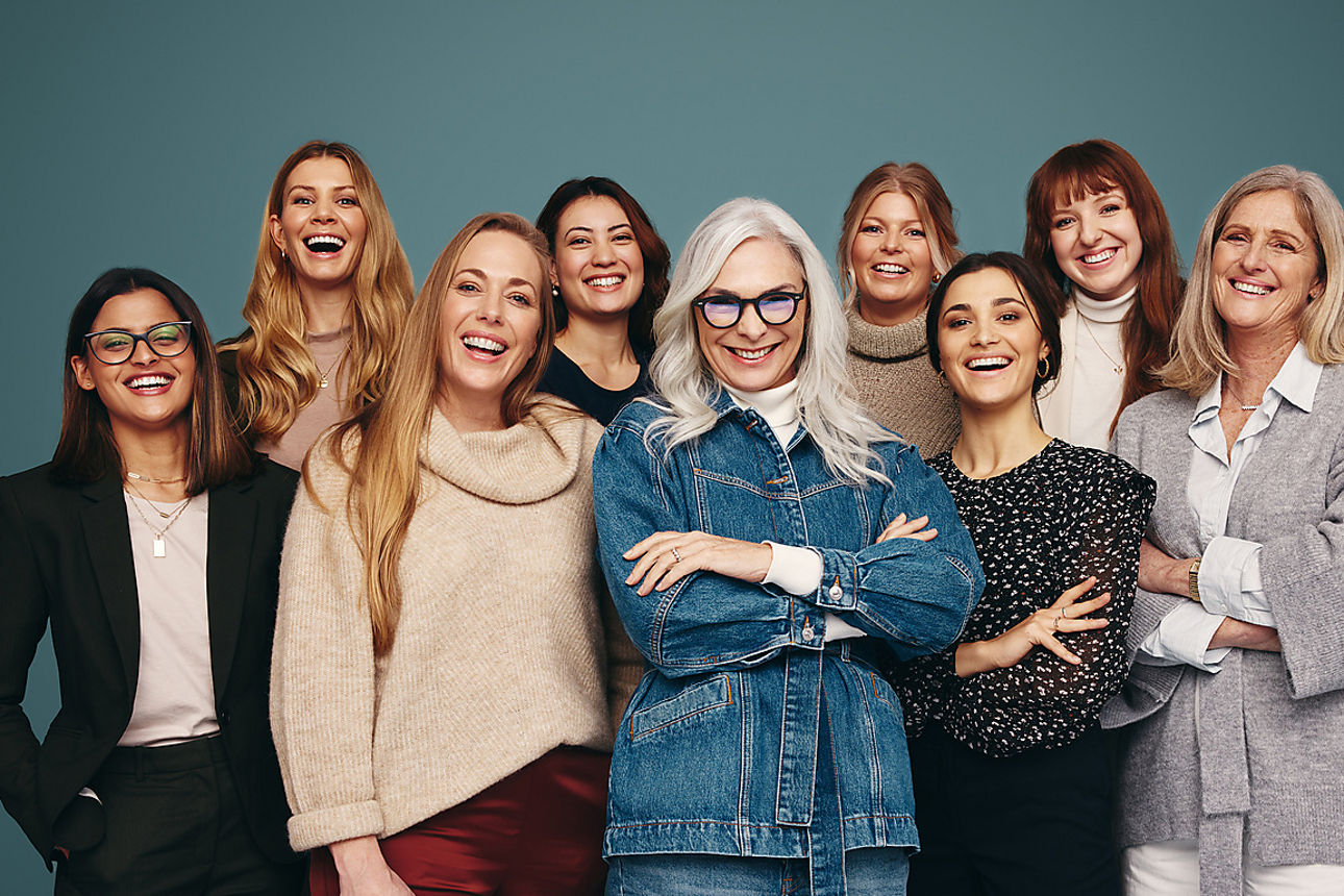 Starke, unabhängige Frauen unterschiedlichen Alters, die ihre Frauenpower ausleben