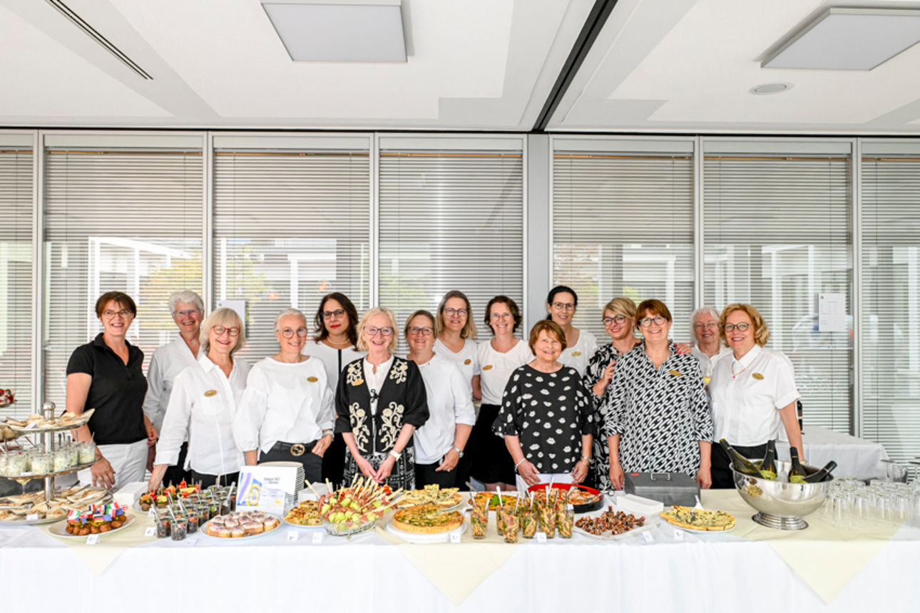 Gruppenfoto hinter dem Buffet