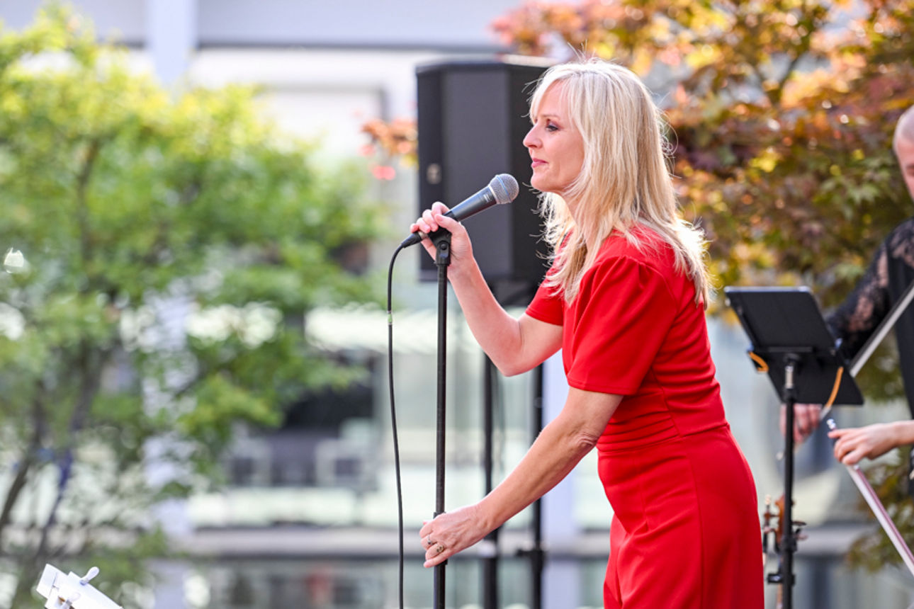 Eine Frau singt in ein Mikrophon