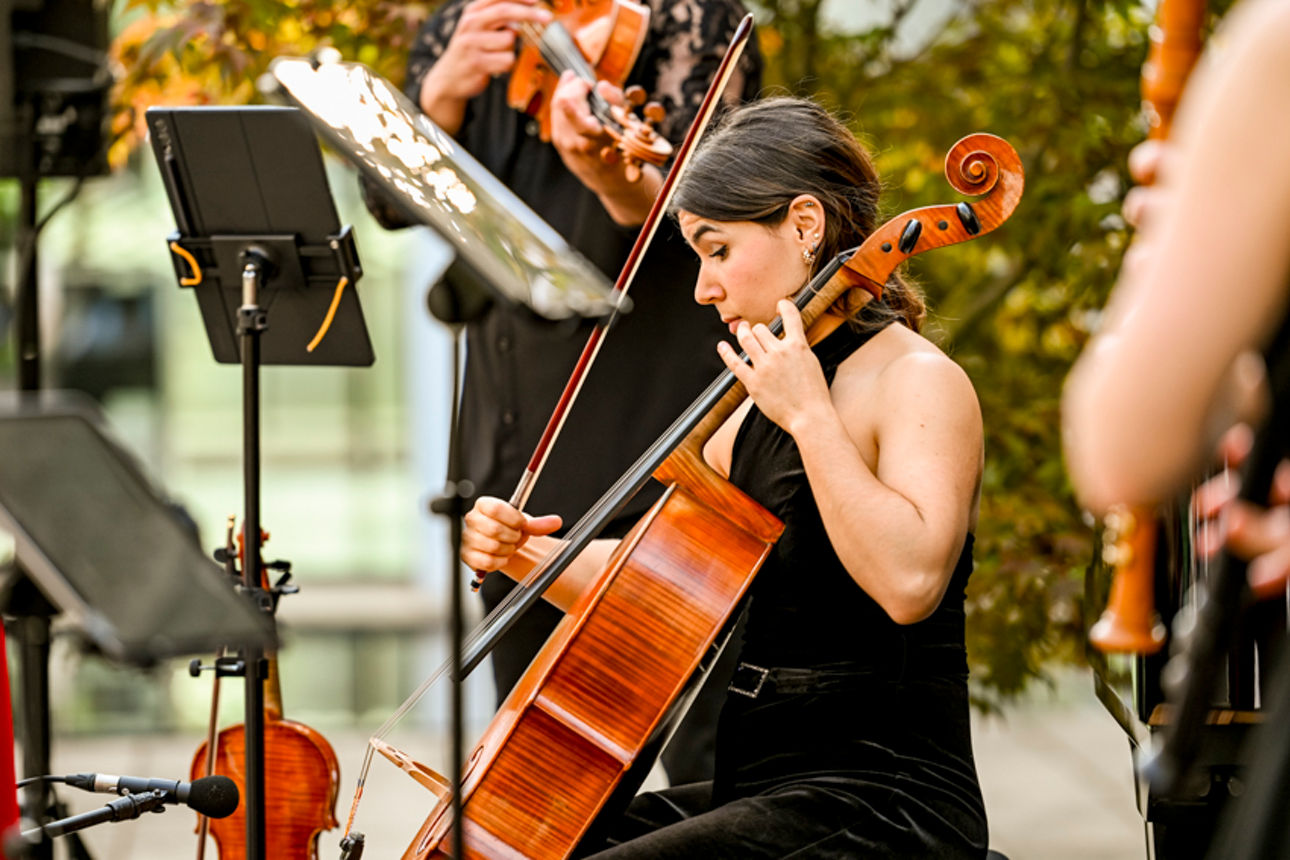 Eine Frau spielt Cello