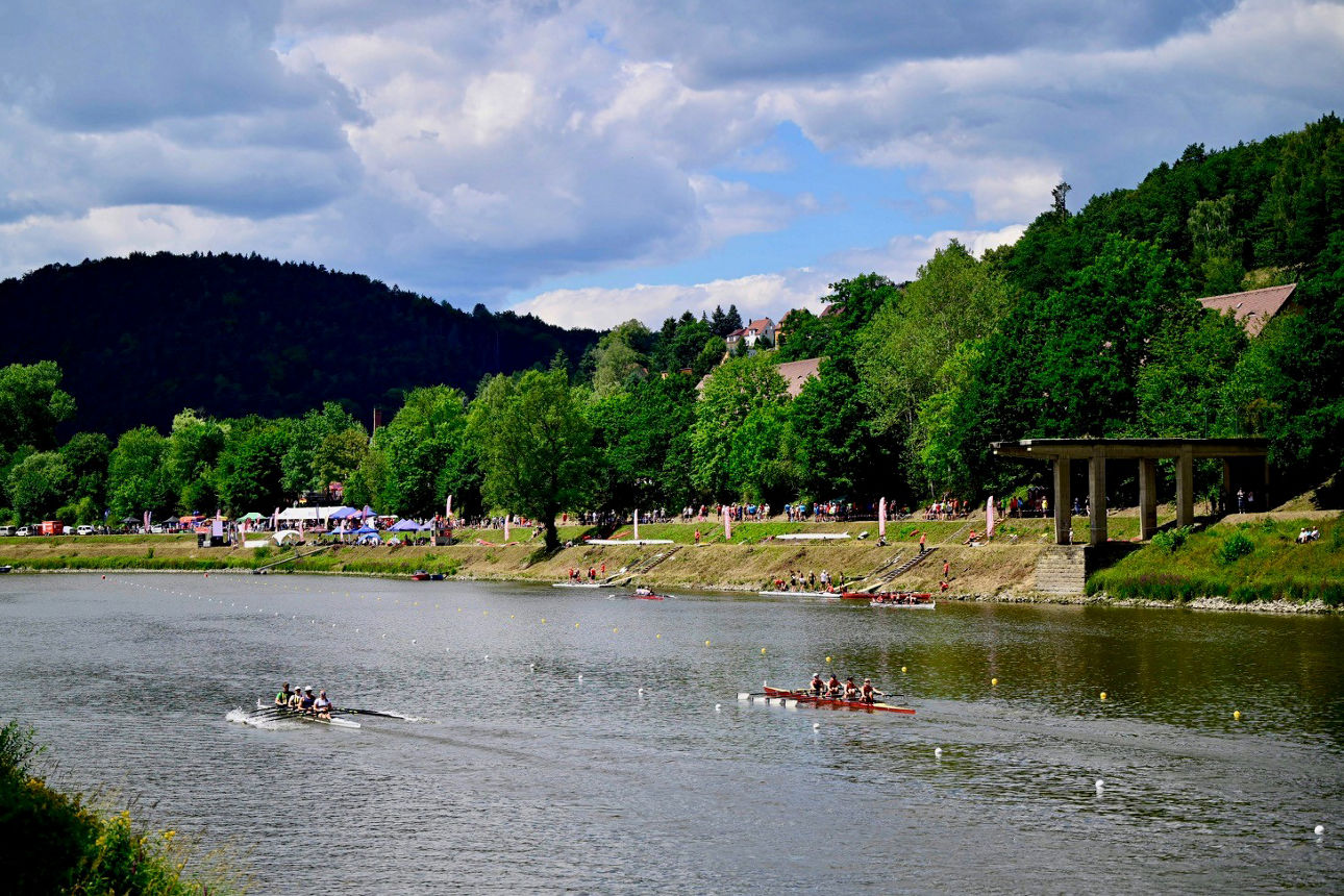 Zwei Boote auf der Sprintstrecke.