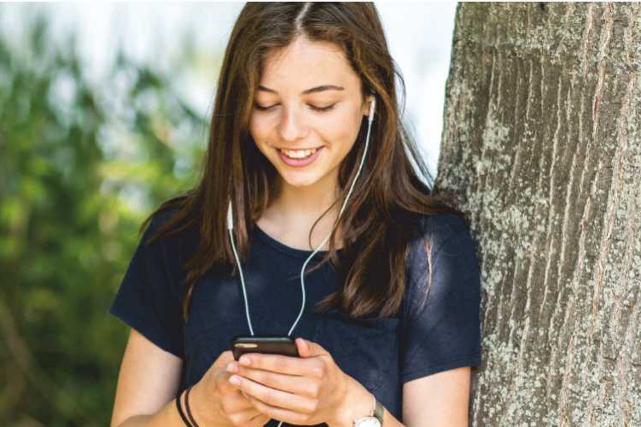 Bild junge Frau mit Handy in der Hand