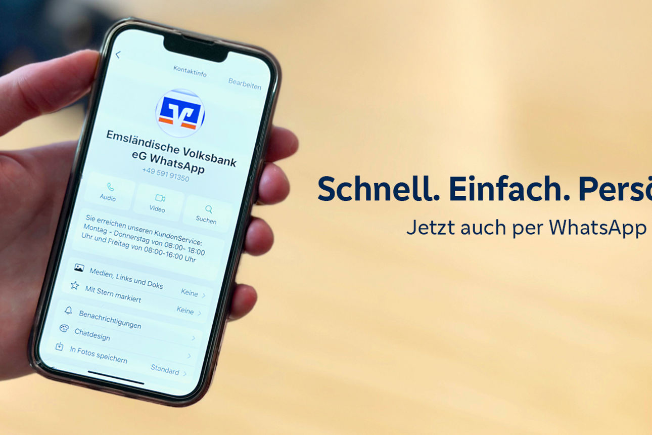 Eine Handy in einer Hand, auf dem der WhatsApp Chat der Emsländischen Volksbank zu sehen ist