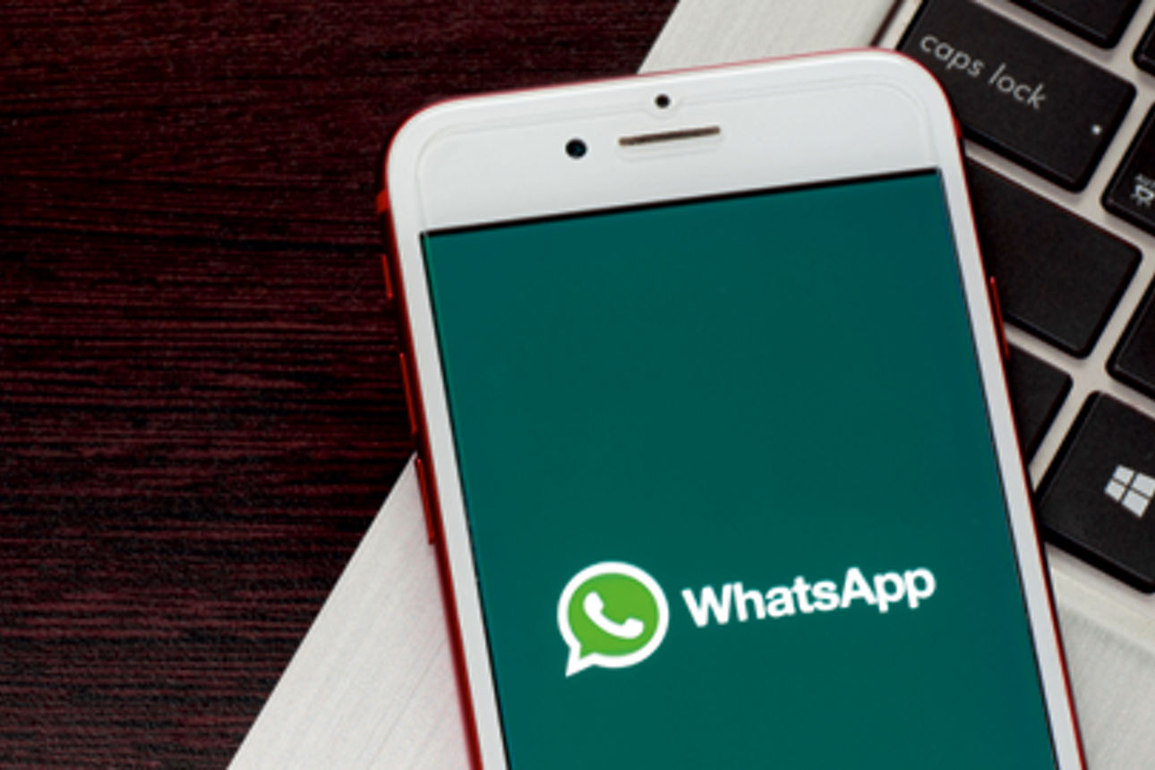 WhatsApp Logo auf einem Handy