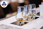 Drei Whisky-Gläser auf einem Tisch