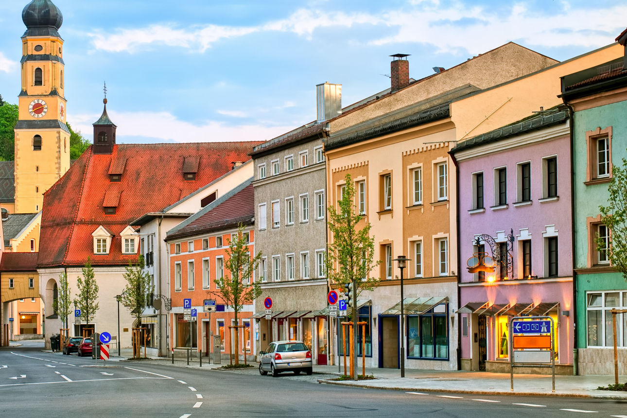 Deggendorfer Innenstadt mit bunten Häusern