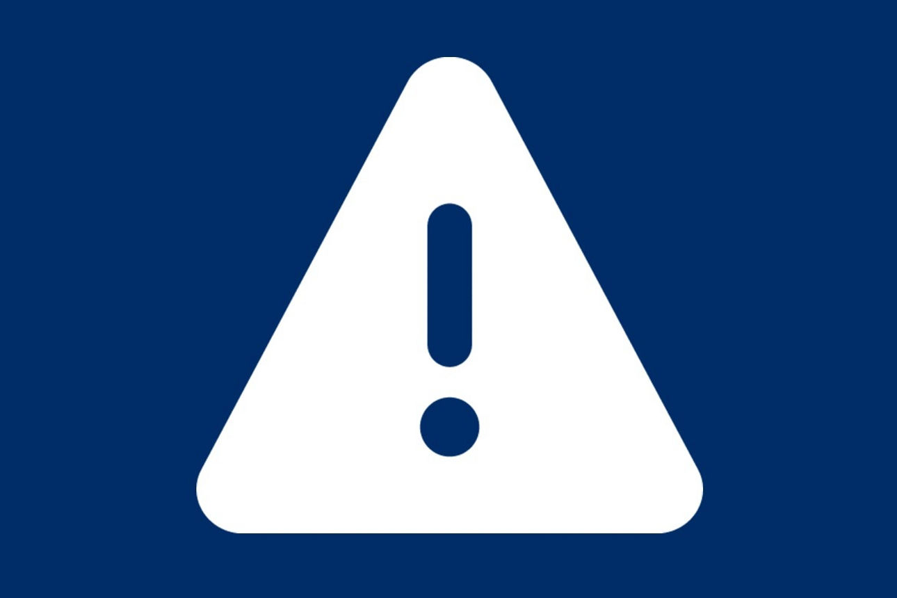 dunkelblaues Dreick mit weißem Ausrufszeichen in der Mitte und einem orangfarbenem Strich darunter