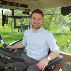 Frederik Wiechers, Mittelstandsbetreuer Landwirtschaft  auf einem Trecker