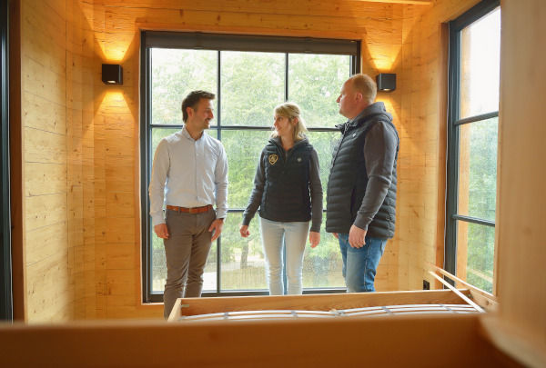 Ehepaar im Inneren eines Baumhauses