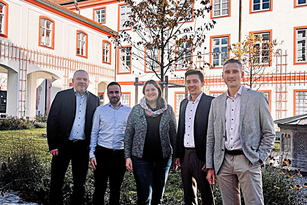 Die drei Vorstände der Bank mit dem Bereichsleiter Kundenservice und der Dame die aus der Babypause kommt als Gruppenfoto. 