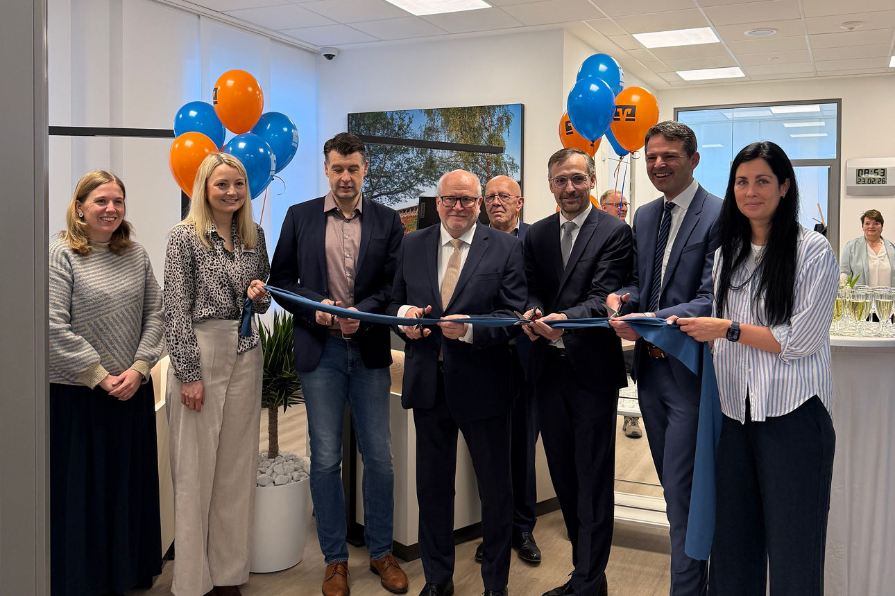 Gruppenbild mit dem Vorstand, den Mitarbeitenden der Beratungsfiliale Bad Sassendorf, dem Bürgermeister & einer Geistlichen