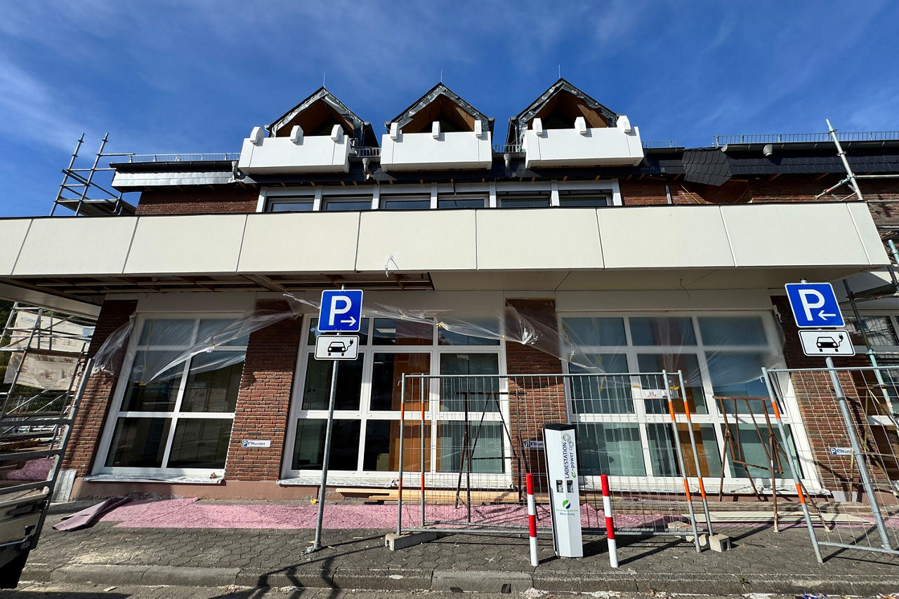 Das Bild zeigt die Filiale in Birstein von Außen während der Renovierungsarbeiten.