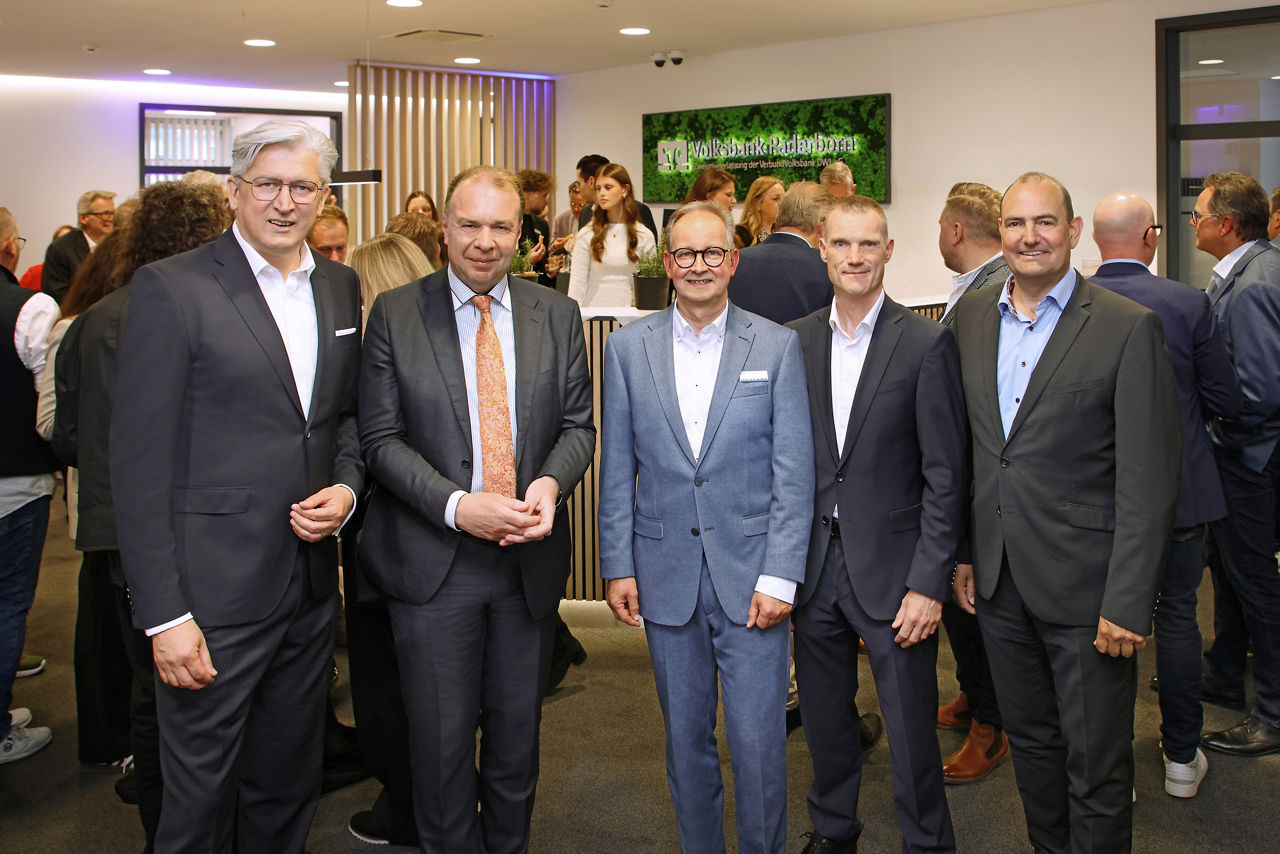 Vertreter der Bank zusammen mit Bürgermeister Ulrich Lange