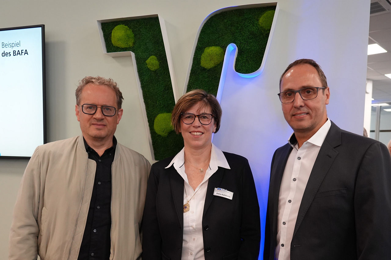 Vorständin Petra Kalbhenn mit Ehrengästen: Daniel Beitlich, Geschäftsführer der Firma „Revikon“, und Niddas Bürgermeister Thorsten Eberhard.