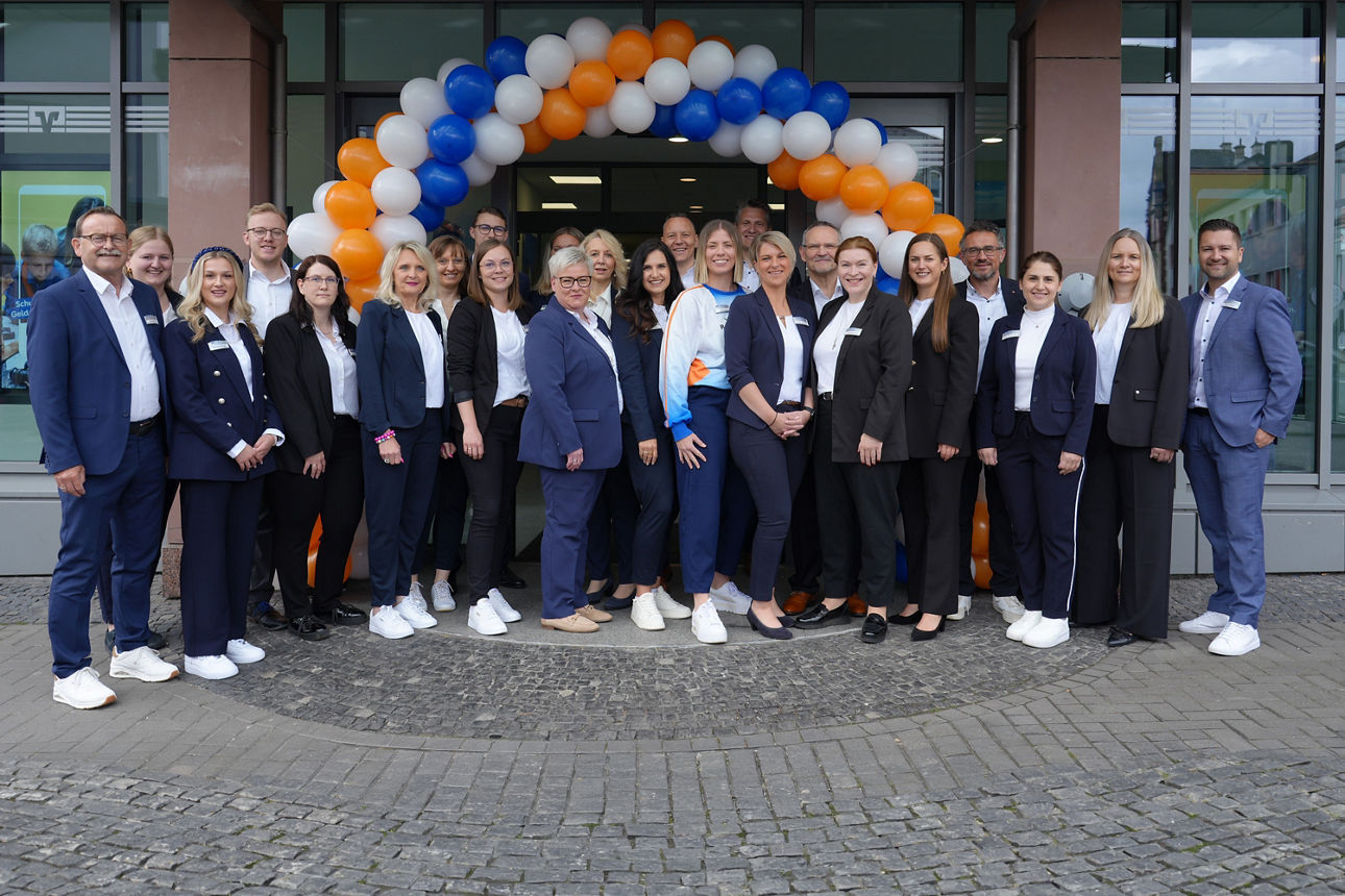 Das Team der VR Bank Main-Kinzig-Büdingen freut sich über das große Interesse an der neugestalteten Filiale in Nidda