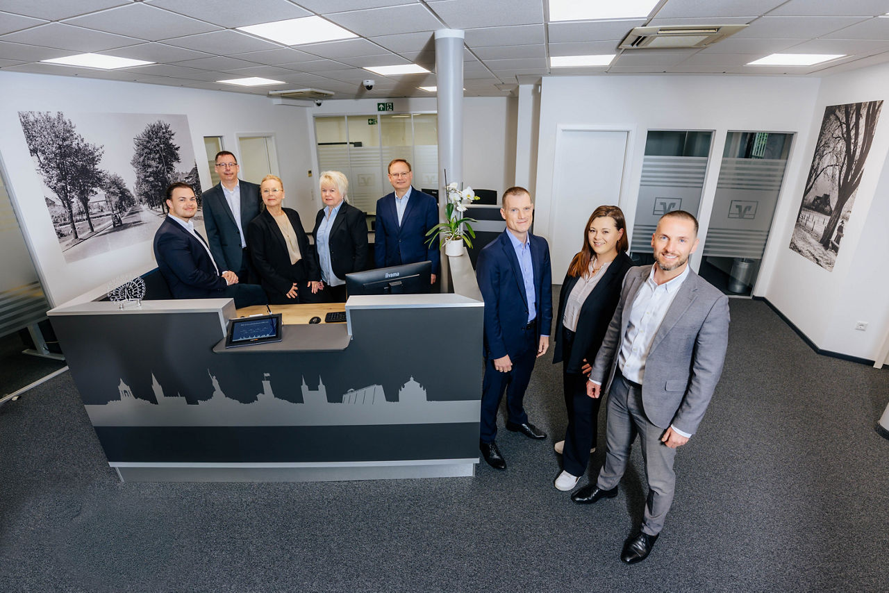 Das Team der Filiale Schöne Aussicht steht in der neu sanierten Filiale.