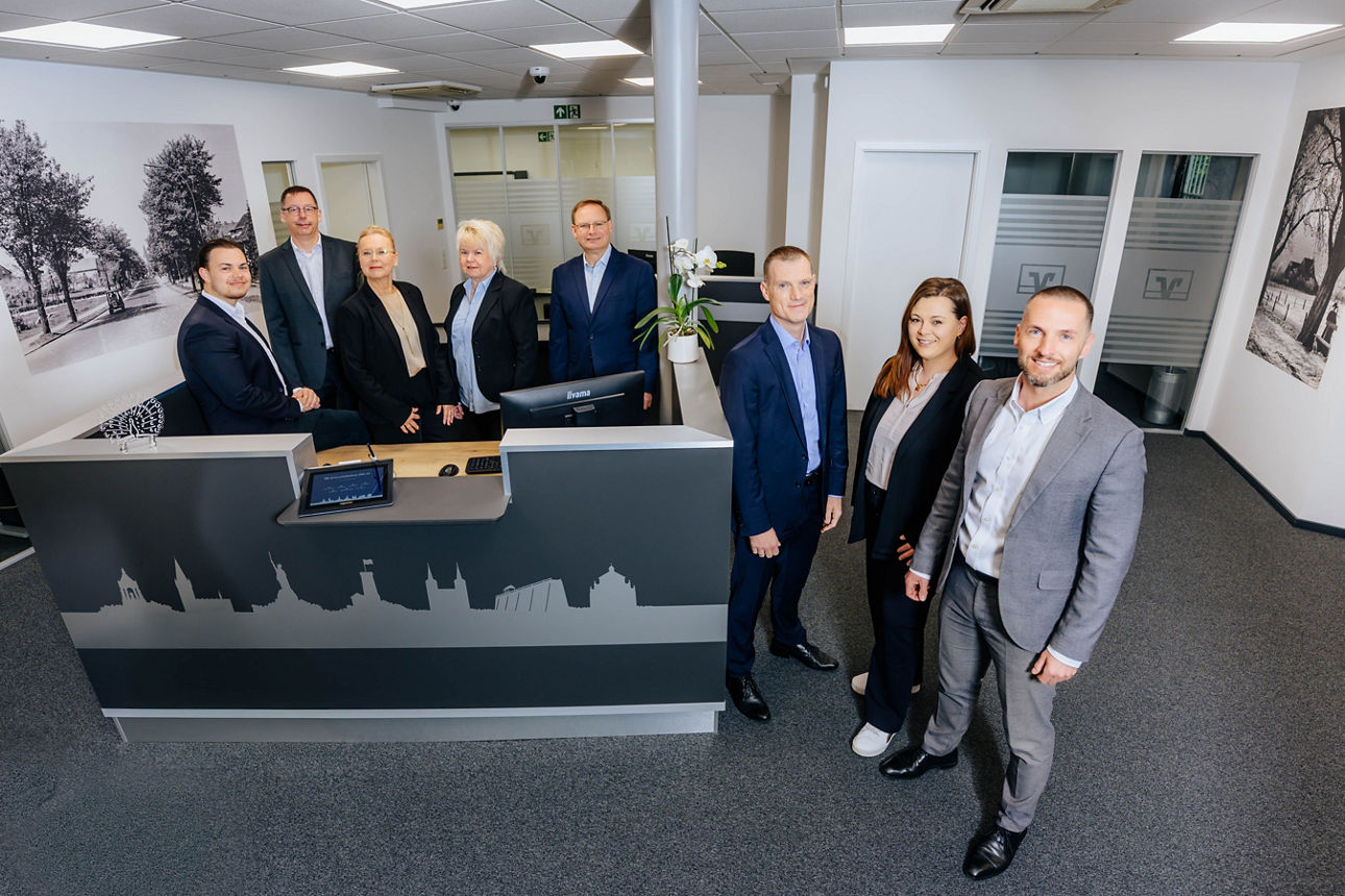 Das Team der Filiale Schöne Aussicht steht in der neu sanierten Filiale.