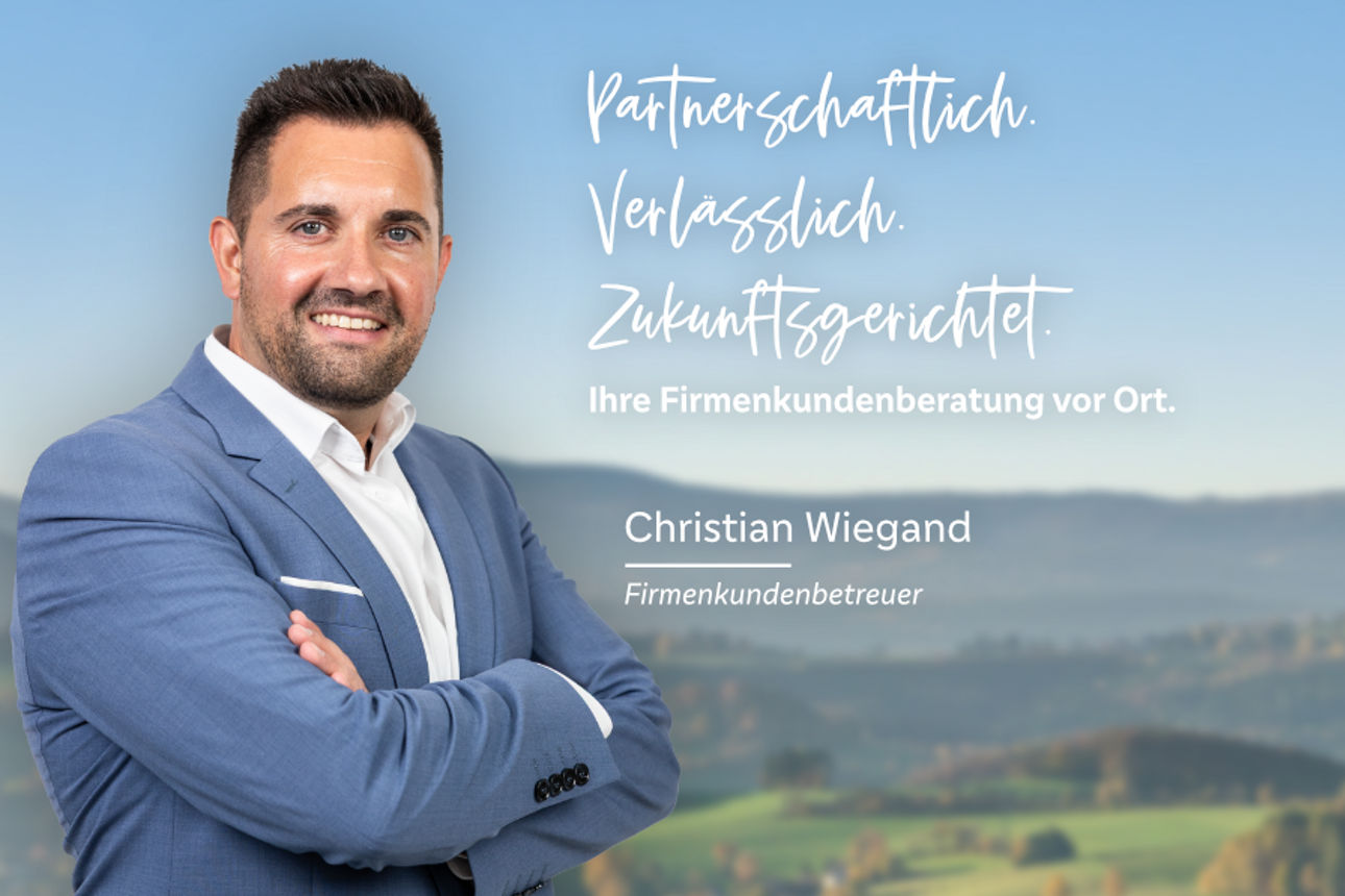 Firmenkundenbetreuer Christian Wiegand vor einer Berglandschaft