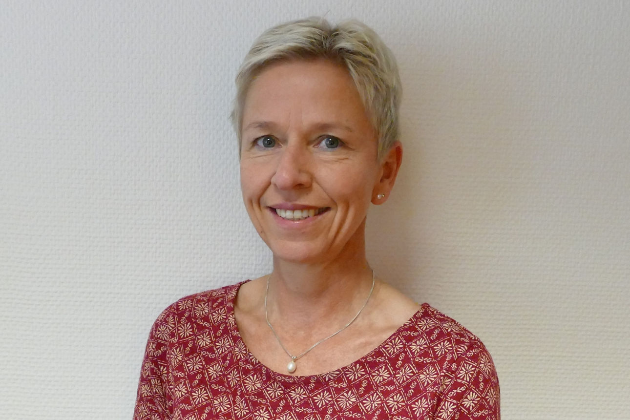 Eine Frau lächelt in die Kamera