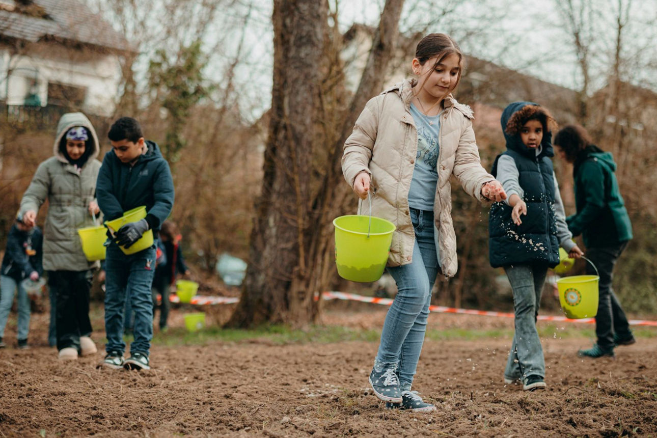 Kinder beim Aussäen auf dem BUND-Gelände am Hohbergsee in Lahr.