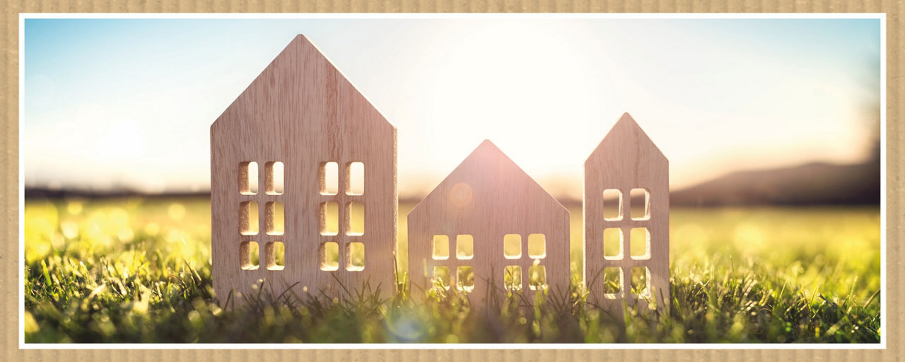 Modellhaus mit Sonnenschein im Hintergrund