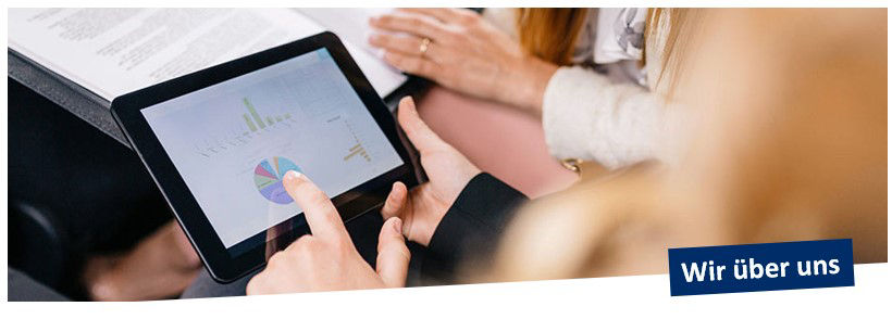 Hände mit Tablet