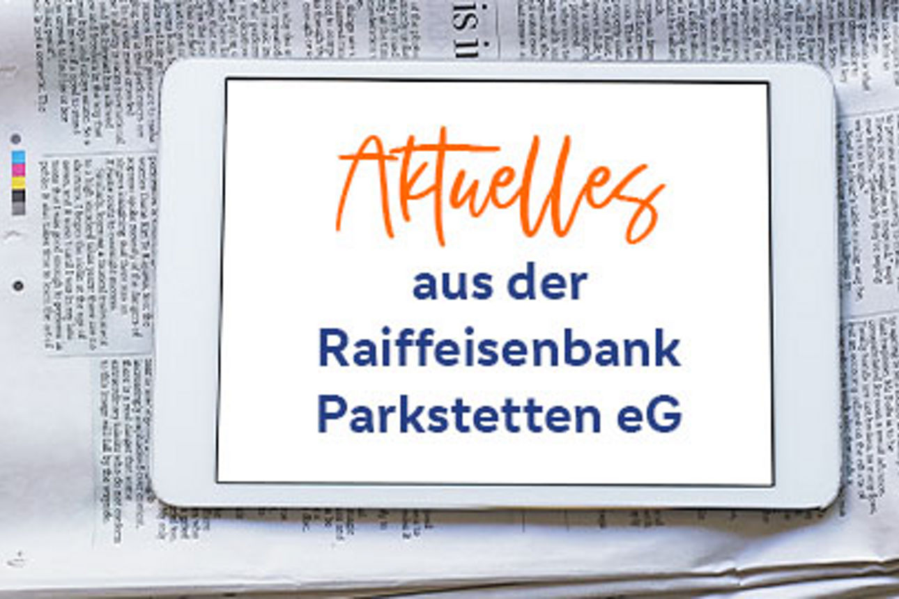 Eine Zeitung, auf der ein Tablet liegt. Das Tablet zeigt die Aufschrift "Aktuelles aus der Raiffeisenbank Parkstetten eG"