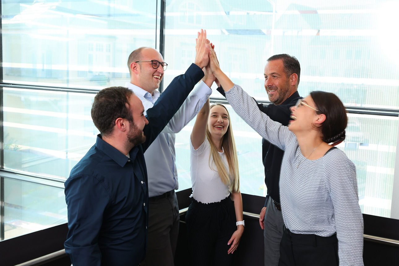 Team der Volksbank klatscht sich in die Hände