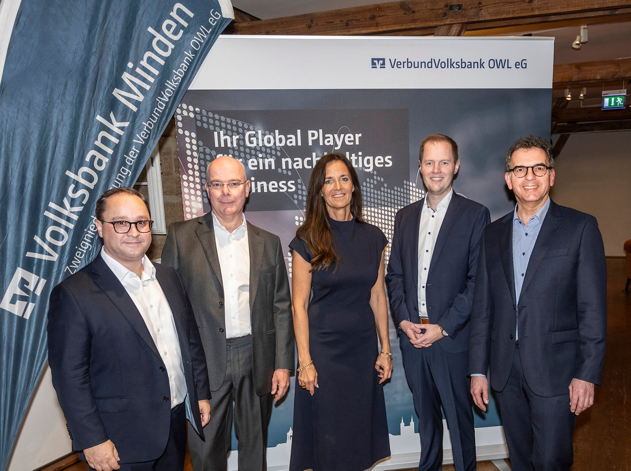 Bankvorstand Ansgar Käter und zwei Vertreter der Polizei mit einem Schild zur Aktion „Geschockt am Telefon? – Auflegen!“ 