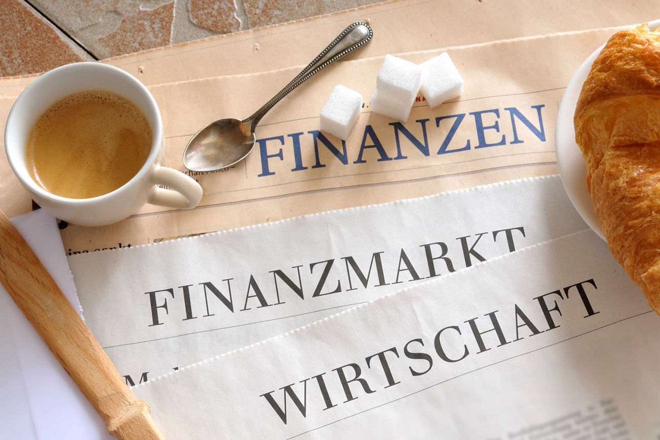 Französisches Frühstück auf Wirtschaftszeitungen