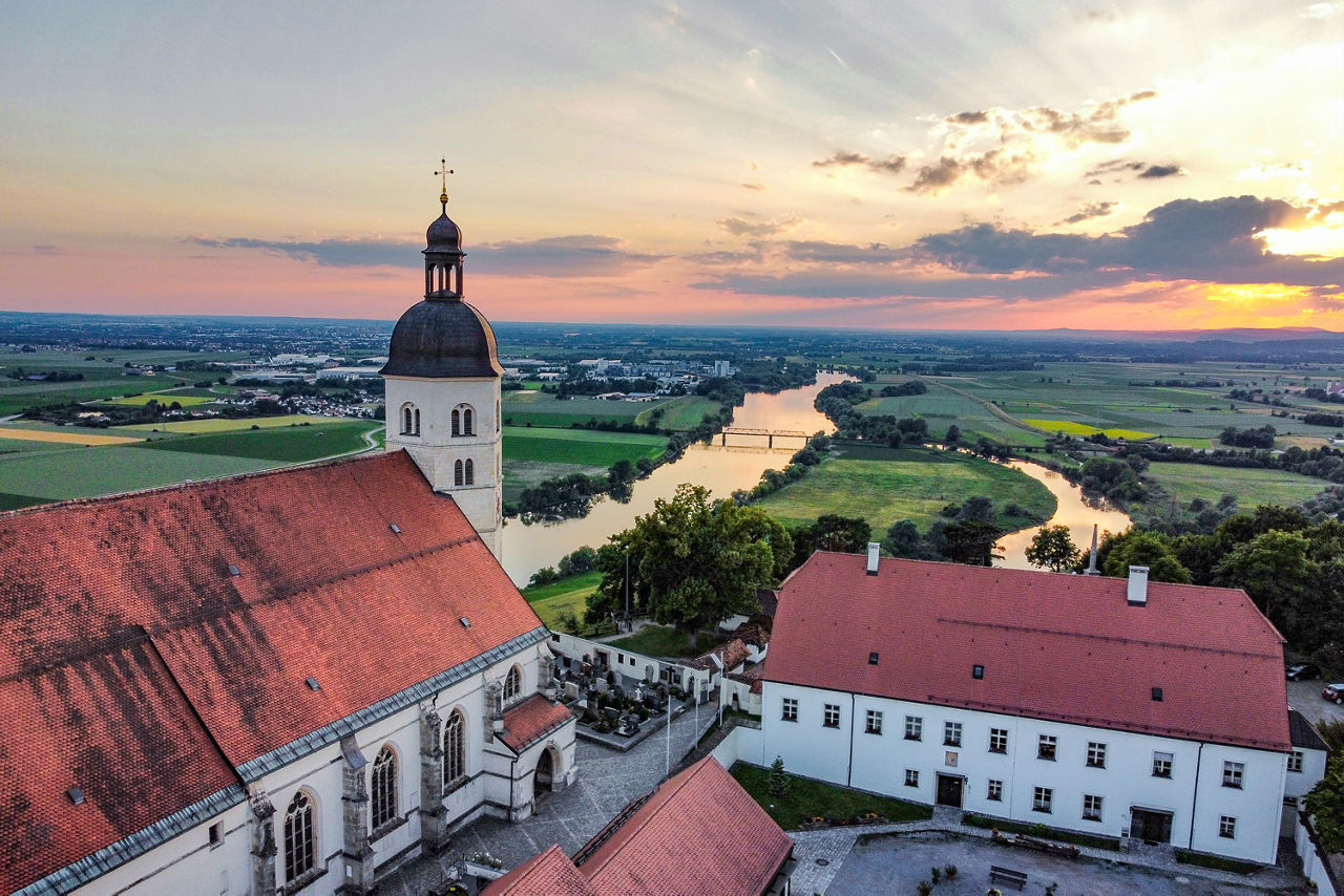 Ein Bild einer Kleinstadt in Bayern mit grüner Hintergrundkulisse. Man sieht einen Kirchturm.