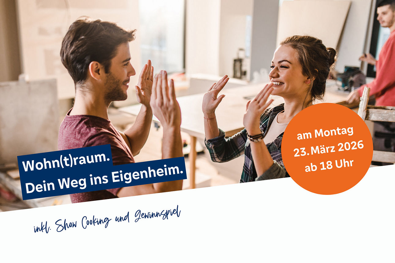 Zwei Personen, die miteinander einklatschen vor einer Baustelle