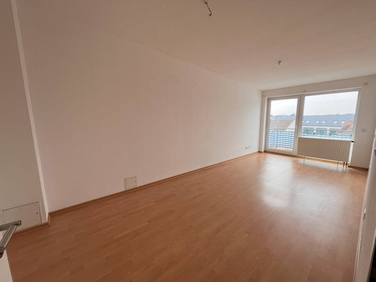 Zimmer mit Fenster und Balkon