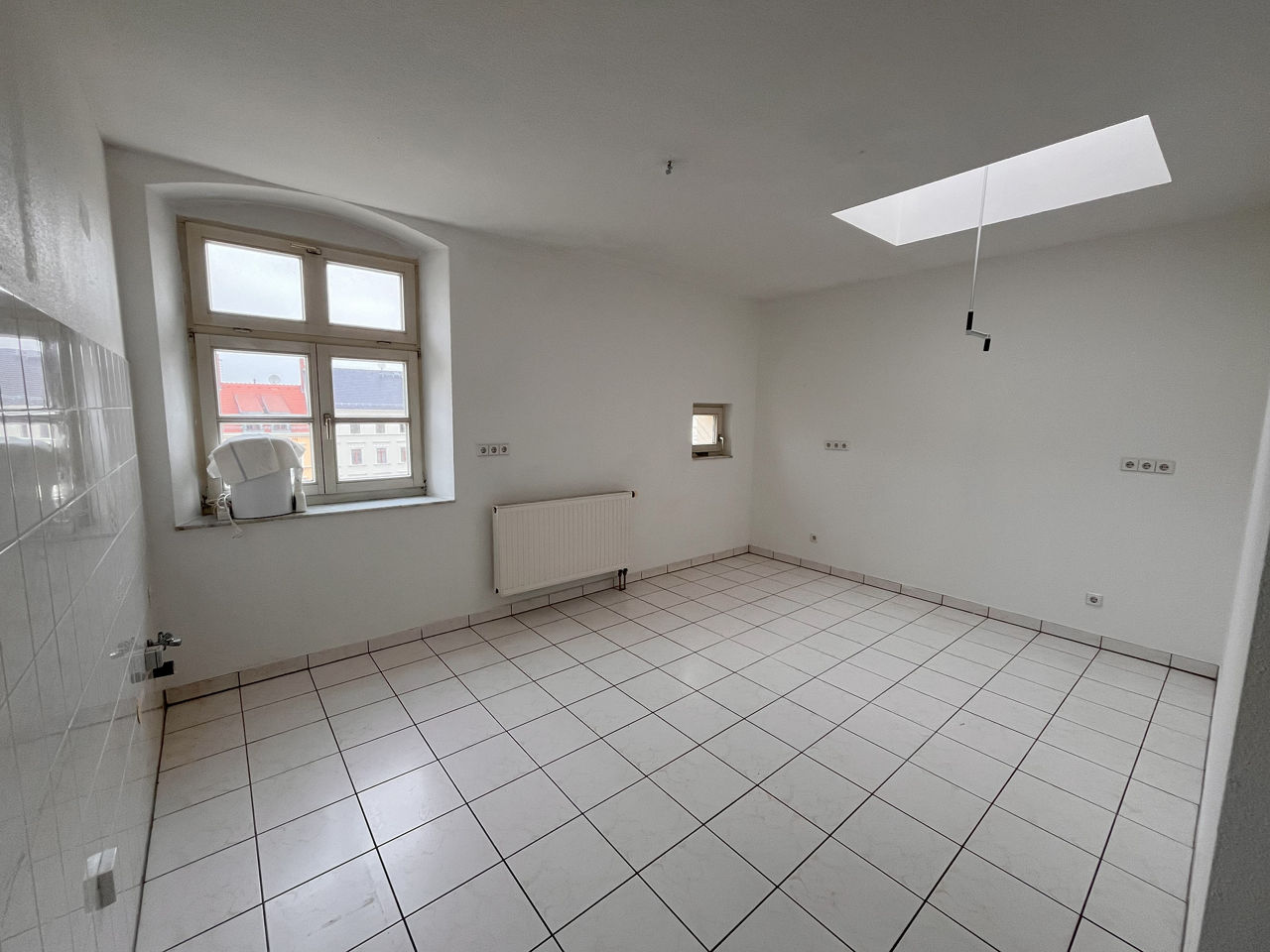 Geflieste Küche mit Fenster 