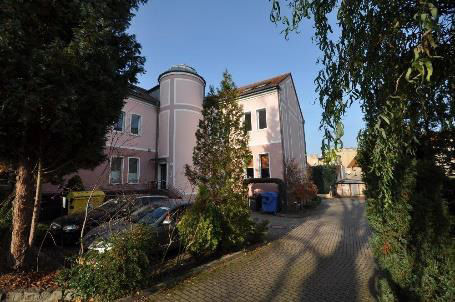 Blick auf das Wohn- und Geschäftshaus