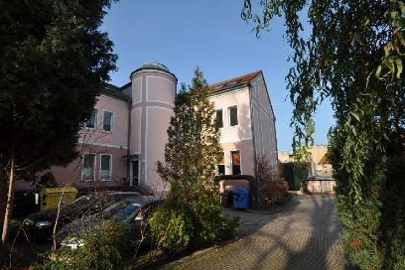 Gebäude von außen im Grünen