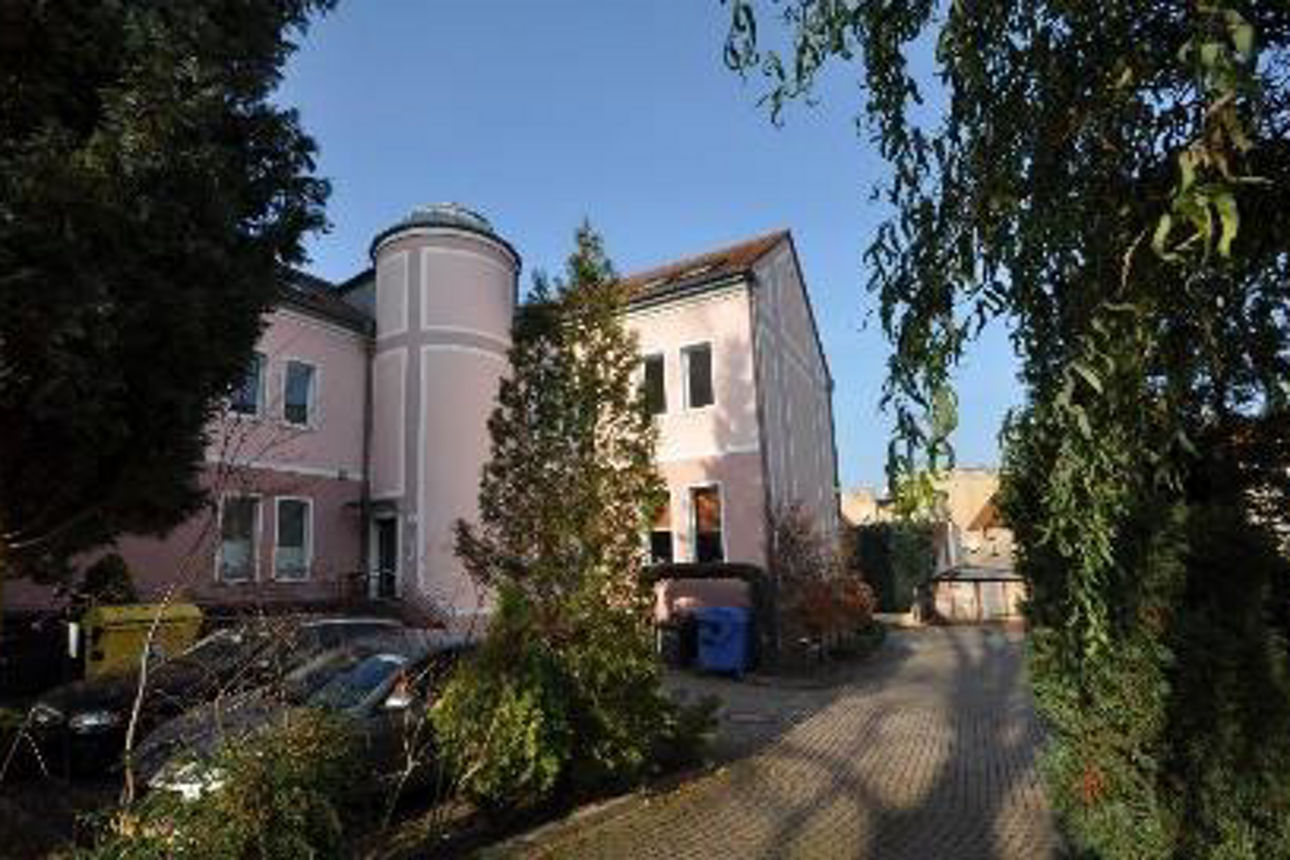 Gebäude von außen im Grünen