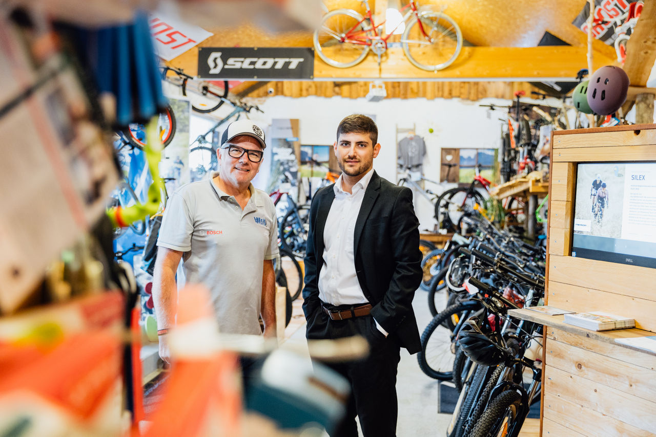 Innenansicht des Verkaufs‑ und Ausstellungsbereichs von Wolfis Bike Ranch mit zahlreichen Fahrrädern, Helmen und Zubehörartikeln. Der Raum zeigt eine strukturierte Präsentation des Sortiments.