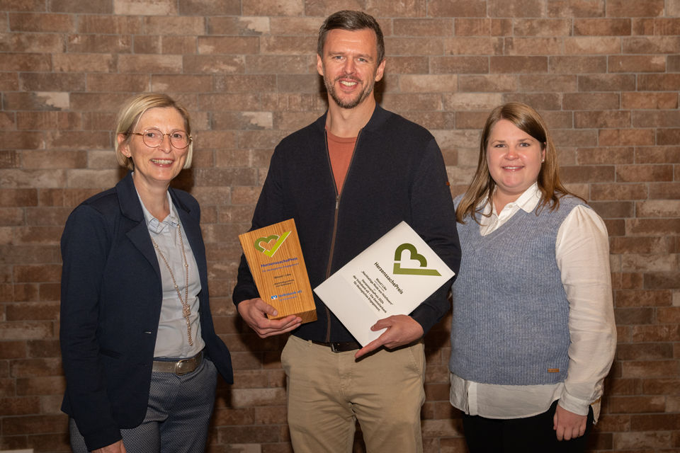 Gruppenbild mit dem Gewinner in der Kategorie „Firmenkunden"