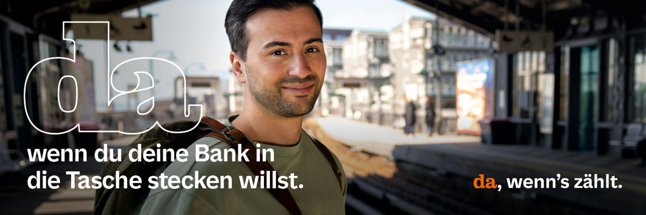 Ein Mann steht an einem Bahnsteig