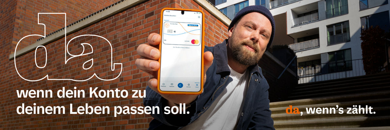 Ein Mann streckt ein Handy in die Kamera