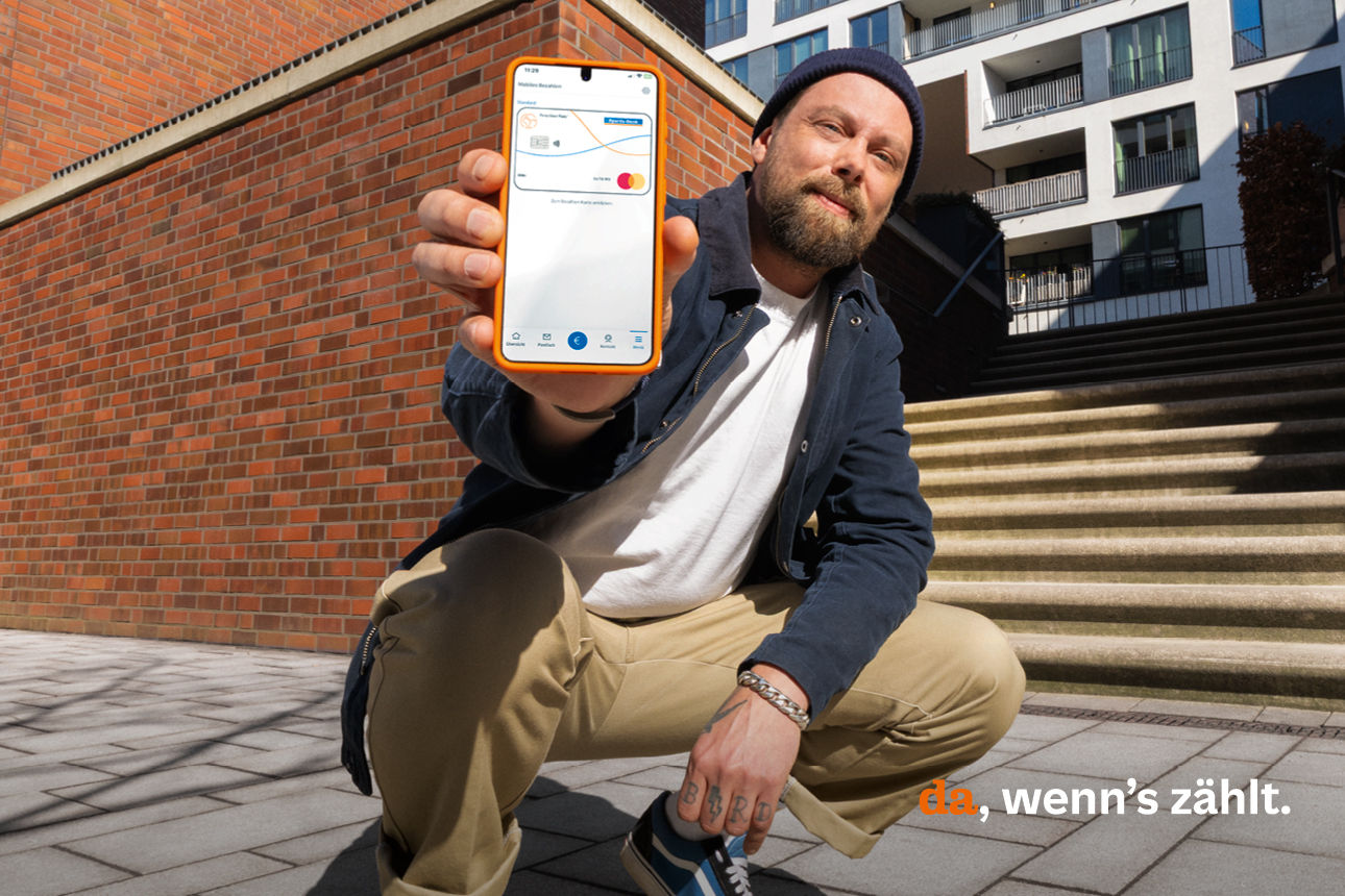 Ein Mann streckt ein Handy in die Kamera