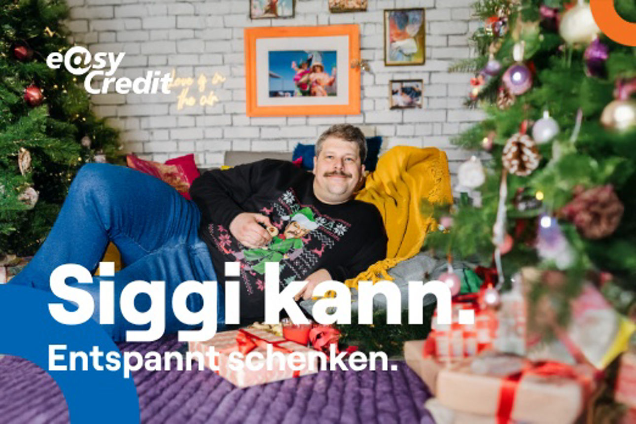 Siggi liegt auf einer Couch