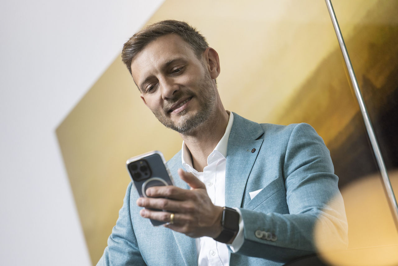 Ein Mann schaut in sein Handy