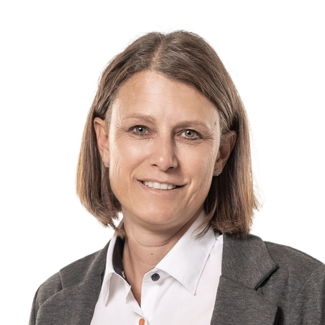 Mitarbeiterin Sonja Diening in Business Kleidung mit blauem Schal. Sie lächelt in die Kamera.