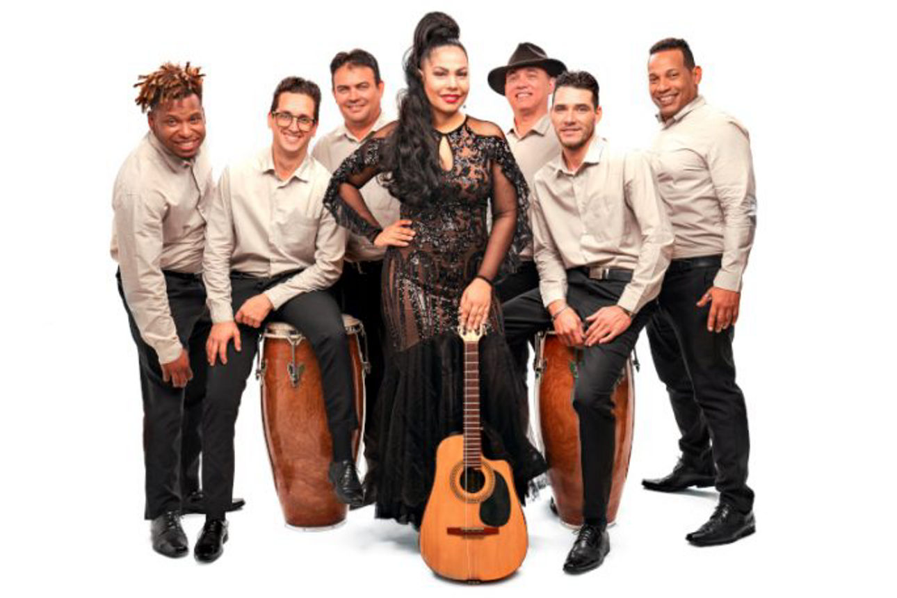 Bandmitglieder und Gitarre